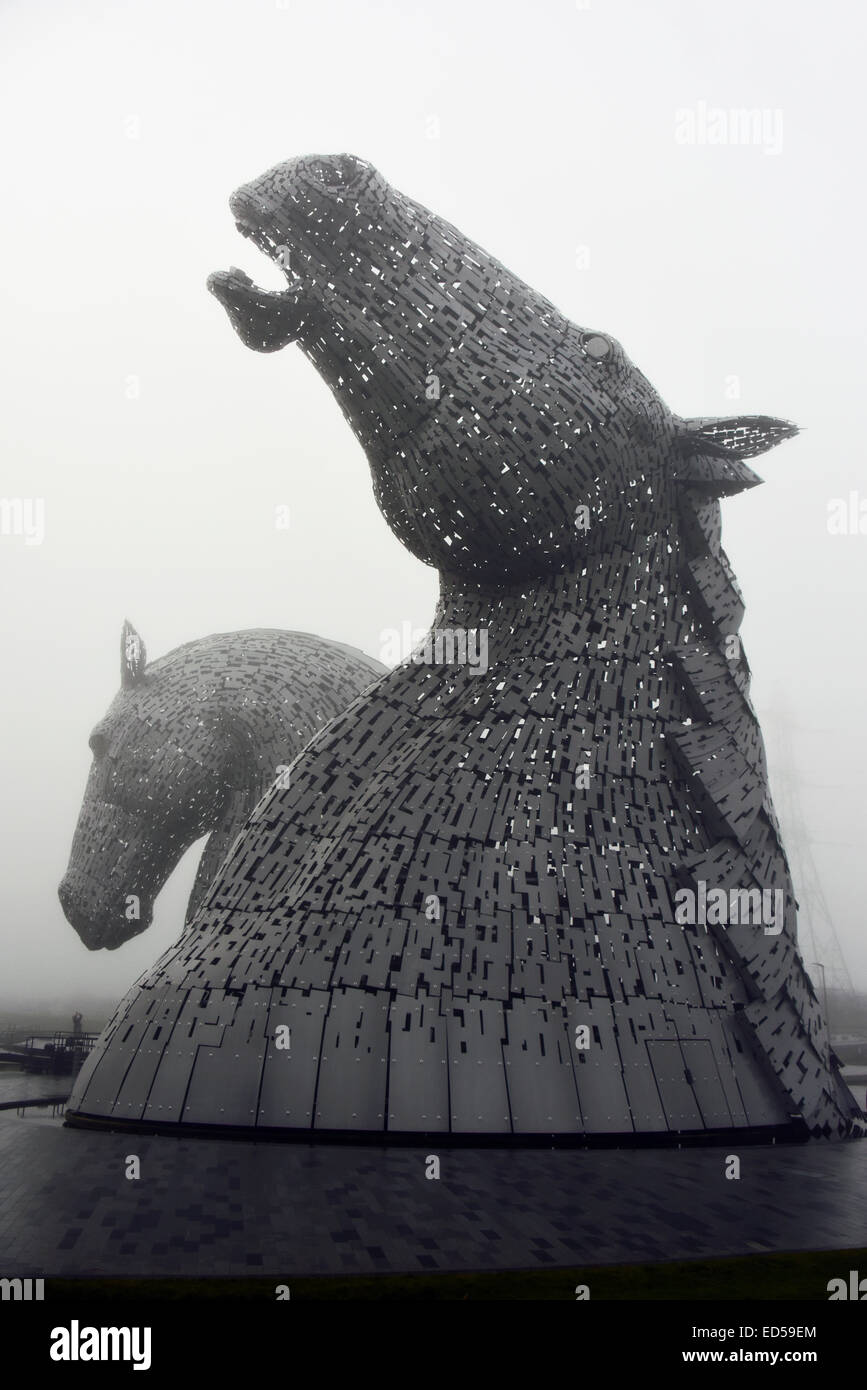 Il Kelpies sono trenta metri di alta horse-testa sculture, in piedi accanto a un nuovo interno al canale di Forth e Clyde e vicino a Riv. Foto Stock