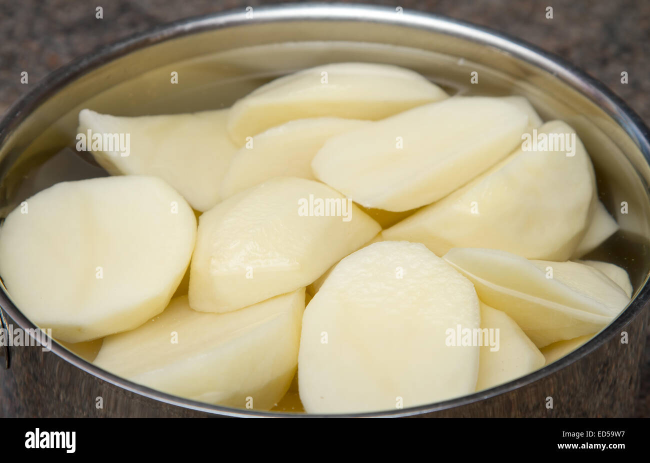 Materie le patate in una pentola di acqua Foto Stock