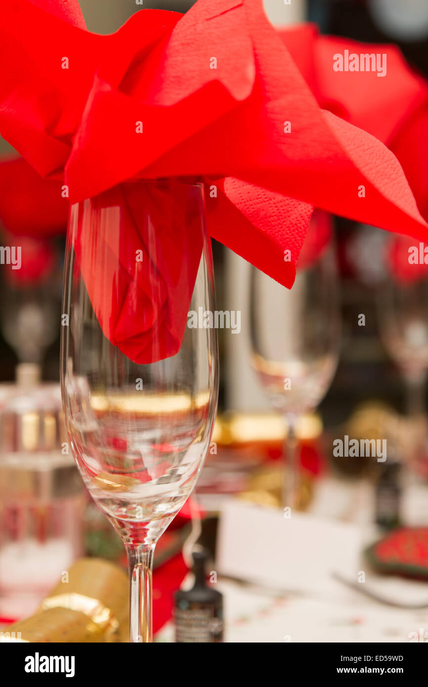 Festa di Natale tabella con red tovagliolo in un bicchiere Foto Stock