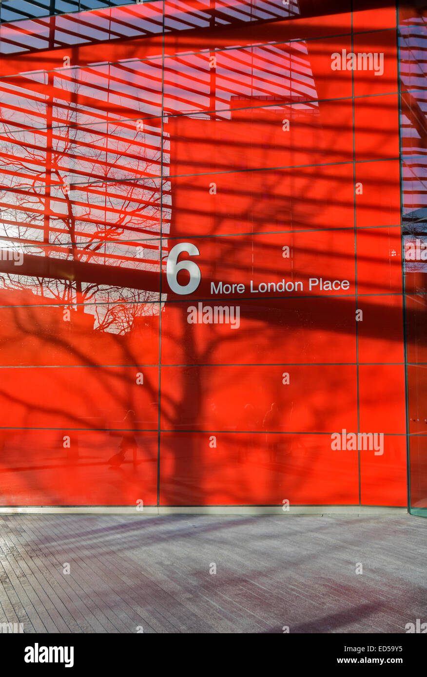 Londra facciata di edificio con riflessioni di un albero 6 More London Place Foto Stock