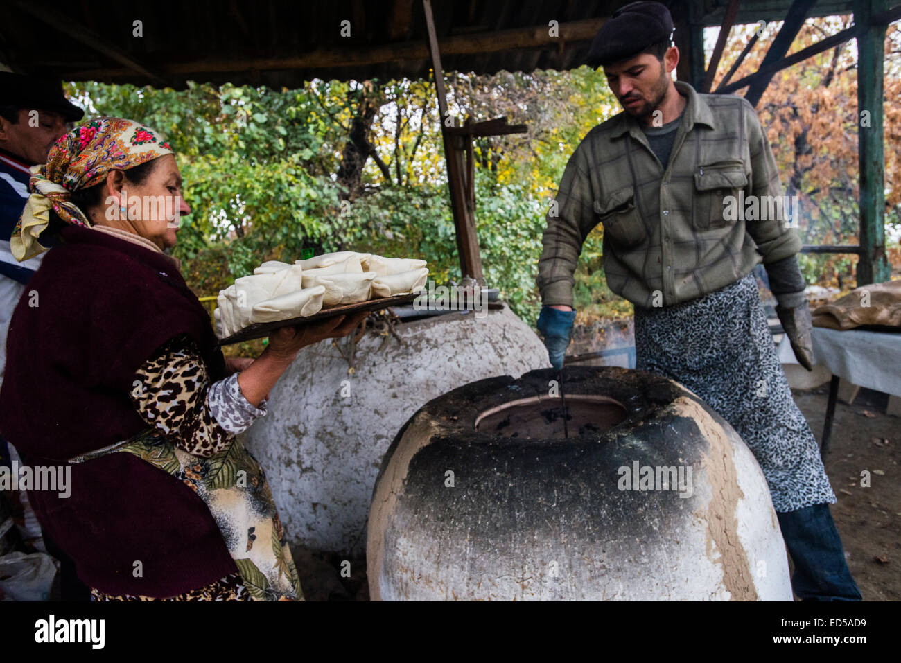 Tradizionale panetteria di famiglia ed un piccolo ristorante con tandoor, argilla forno, dove samsa, tradizionale pasticceria uzbeka con agnello macinato un Foto Stock