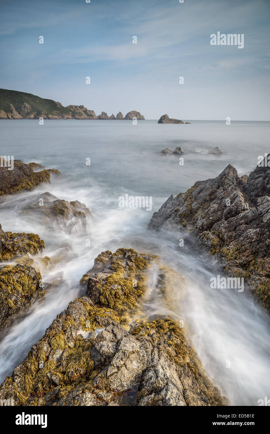 Guardando al Pea pile, dal Moulin Heut mostra di onde che si infrangono sulla barriera corallina. Foto Stock