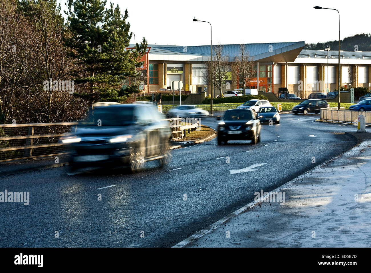 Dundee, Scotland, Regno Unito. Il 28 dicembre, 2014. Regno Unito: meteo incontrato problemi di ufficio di avviso di colore giallo di ghiaccio e nebbia per Dundee. Un freddo gelido iniziare con ghiaccio frammentarie di diventare asciutto e soleggiato, sebbene il gelo persistente in molti luoghi lungo con un po' di nebbia di congelamento delle patch. Luce ad ovest o nord-ovest si snoda. Questa sera sarà asciutto, e gelido freddo di notte, con chiaro incantesimi e alcuni congelamento nebbia.. Temperatura minima di 0 °C a -2 °C. Il pubblico dovrebbe prestare particolare attenzione e di essere a conoscenza della possibilità del verificarsi di alcune interruzioni per il viaggio. Credito: Dundee fotografico/Alamy Live News Foto Stock