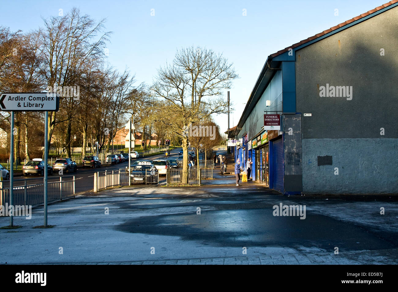 Dundee, Scotland, Regno Unito. Il 28 dicembre, 2014. Regno Unito: meteo incontrato problemi di ufficio di avviso di colore giallo di ghiaccio e nebbia per Dundee. Un freddo gelido iniziare con ghiaccio frammentarie di diventare asciutto e soleggiato, sebbene il gelo persistente in molti luoghi lungo con un po' di nebbia di congelamento delle patch. Luce ad ovest o nord-ovest si snoda. Questa sera sarà asciutto, e gelido freddo di notte, con chiaro incantesimi e alcuni congelamento nebbia.. Temperatura minima di 0 °C a -2 °C. Il pubblico dovrebbe prestare particolare attenzione e di essere a conoscenza della possibilità del verificarsi di alcune interruzioni per il viaggio. Credito: Dundee fotografico/Alamy Live News Foto Stock