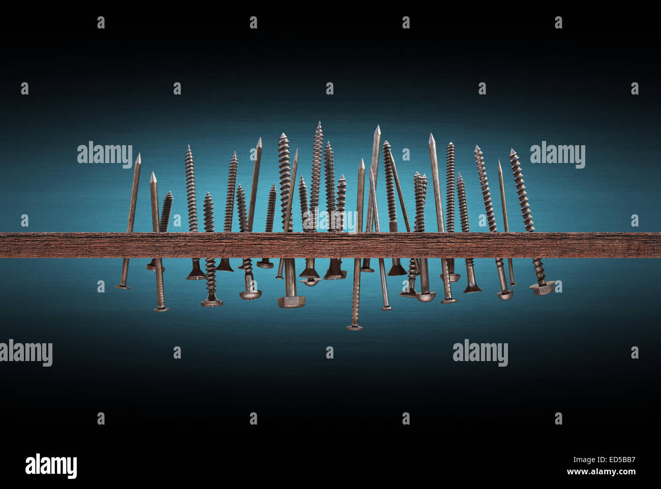 Asse di legno con chiodi e viti. Percorso di clipping incluso. Foto Stock