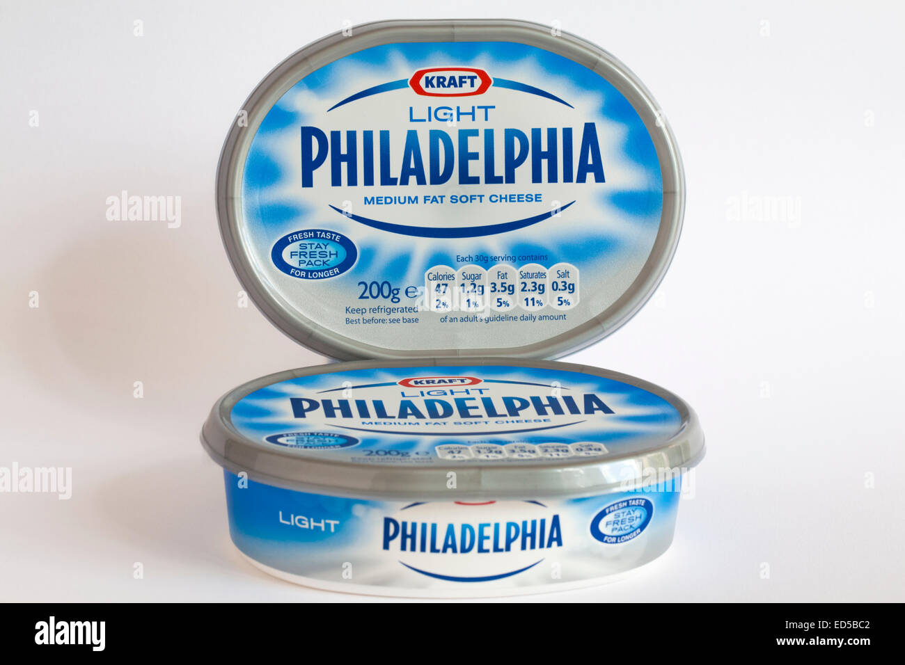 2 vasche a luce Kraft Philadelphia medie fat formaggio morbido isolati su sfondo bianco Foto Stock