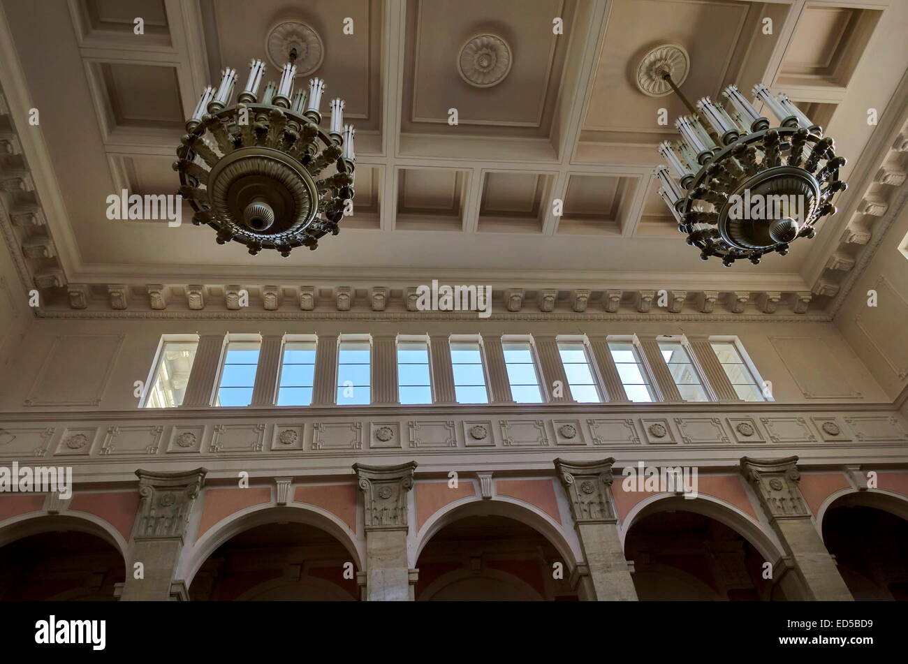 La parte superiore del padiglione ferroviario della stazione di Ruse, Bulgaria Foto Stock