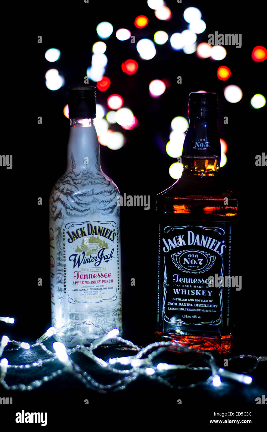 Un festoso stile poster colpo di una bottiglia di Jack invernale e Jack  Daniels Foto stock - Alamy