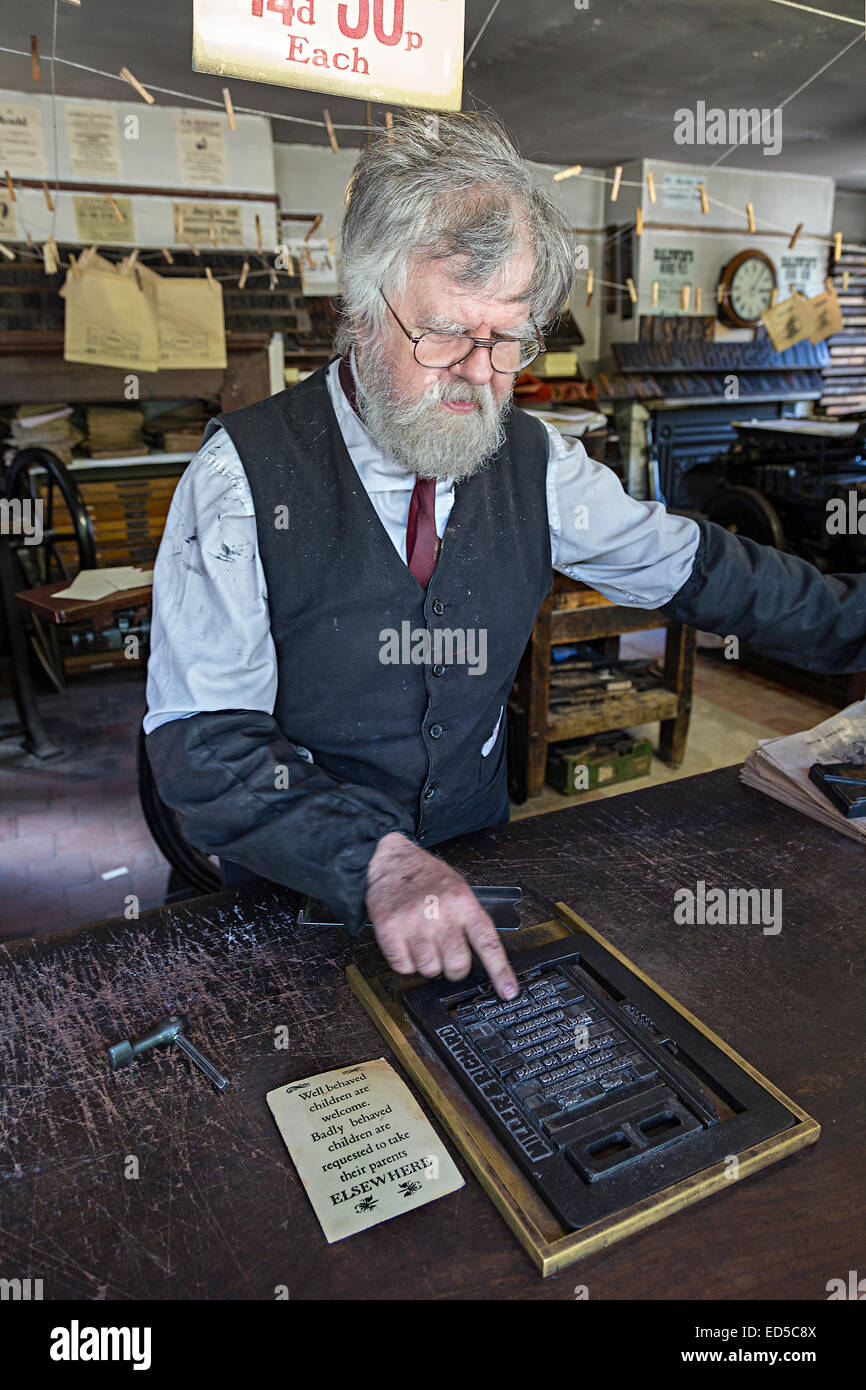 Stampante con ricomposto e testo stampato risultante avviso, Blists Hill cittadina in stile vittoriano, Ironbridge, Shropshire, Inghilterra, Regno Unito Foto Stock