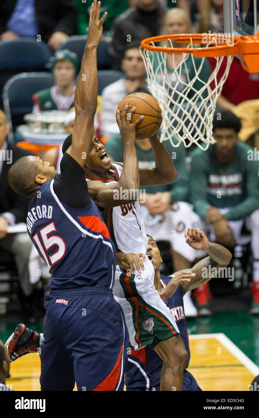 Milwaukee, WI, Stati Uniti d'America. 27 dic 2014. Milwaukee Bucks guard Brandon Knight (11) va in per un tiro in Atlanta Hawks center Al Horford (15) durante il gioco NBA tra Atlanta Hawks e il Milwaukee Bucks a BMO Harris Bradley Center di Milwaukee, WI. Atlanta sconfitto Milwaukee 90-85. John Fisher/CSM/Alamy Live News Foto Stock