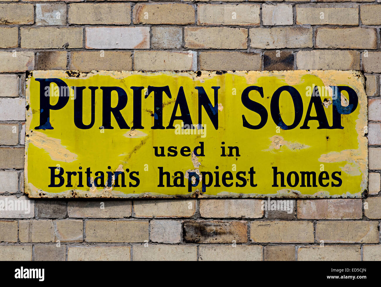 Arrugginimento metail pubblicità segno per Puritan sapone, Blists Hill cittadina in stile vittoriano, Ironbridge, Shropshire, Inghilterra, Regno Unito Foto Stock