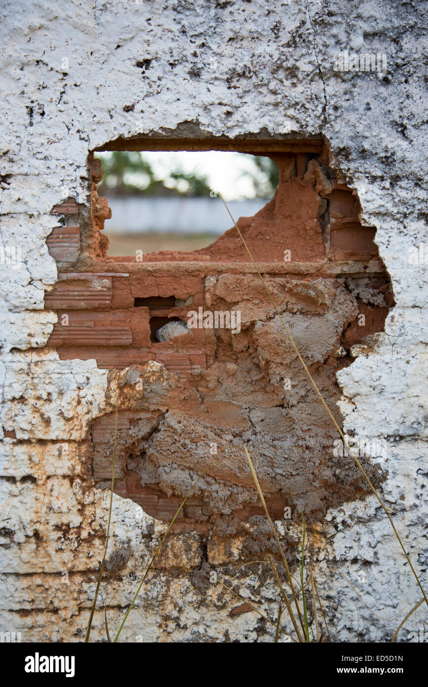 Foro nella parete di frantumazione Foto Stock