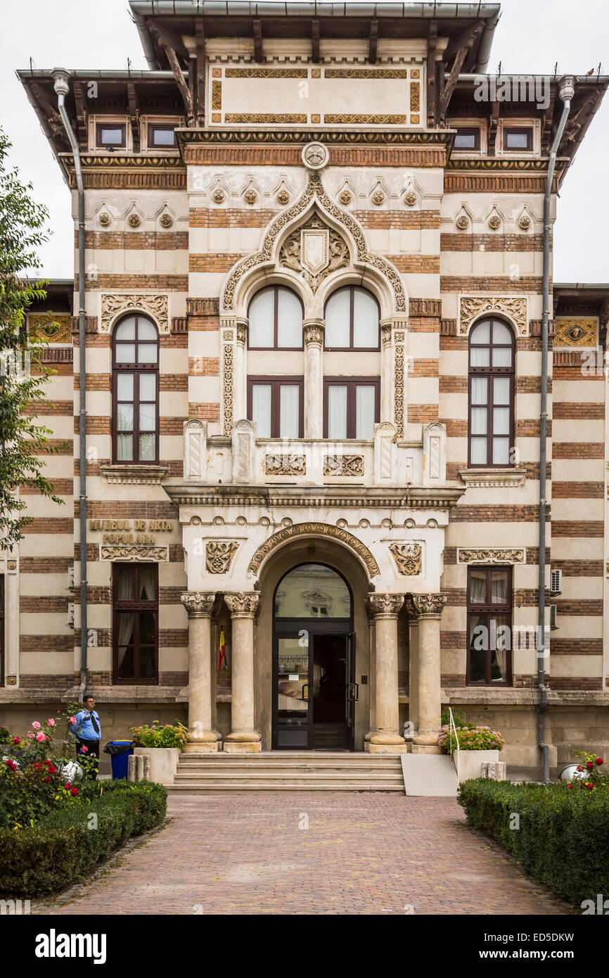 La facciata esterna del museo di arte popolare in Constanta, Romania. Foto Stock