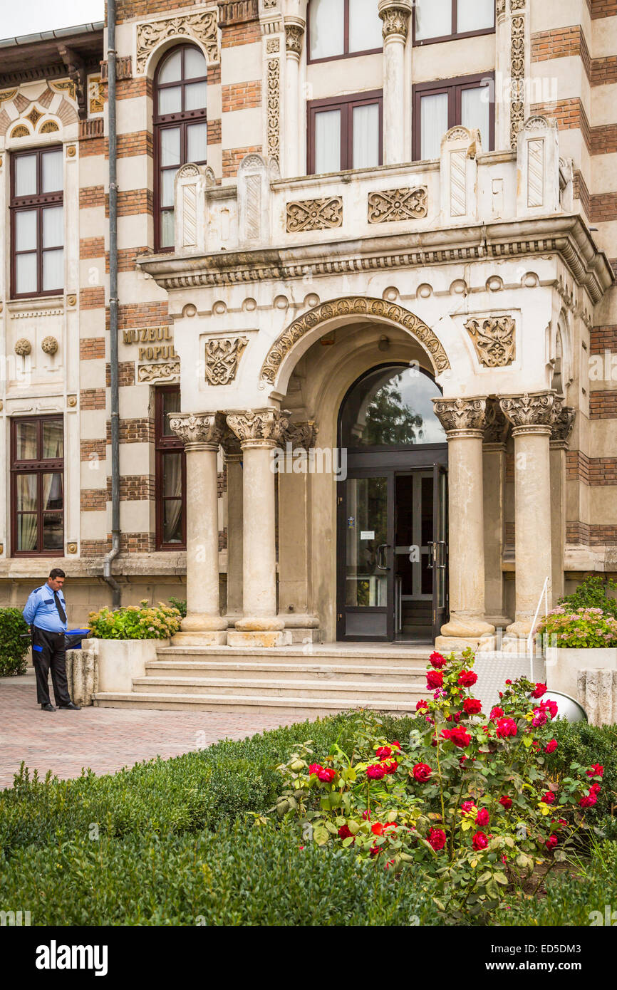 La facciata esterna del museo di arte popolare in Constanta, Romania. Foto Stock