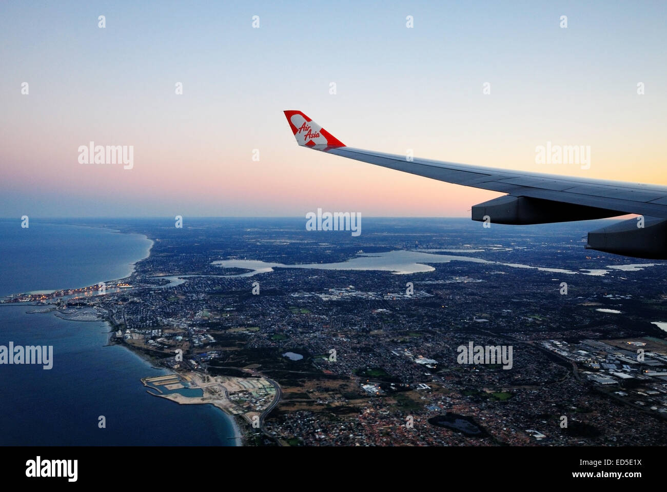 PERTH, AUSTRALIA Nov 2 2010: AirAsia X ala con AirAsia logo, l'aereo sopra dello skyline di Perth il 2 novembre 2010. Mondo Tr Foto Stock