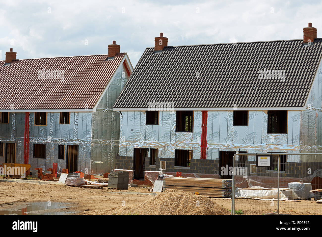I pannelli isolanti per convenienti case in costruzione in un villaggio del Suffolk Foto Stock