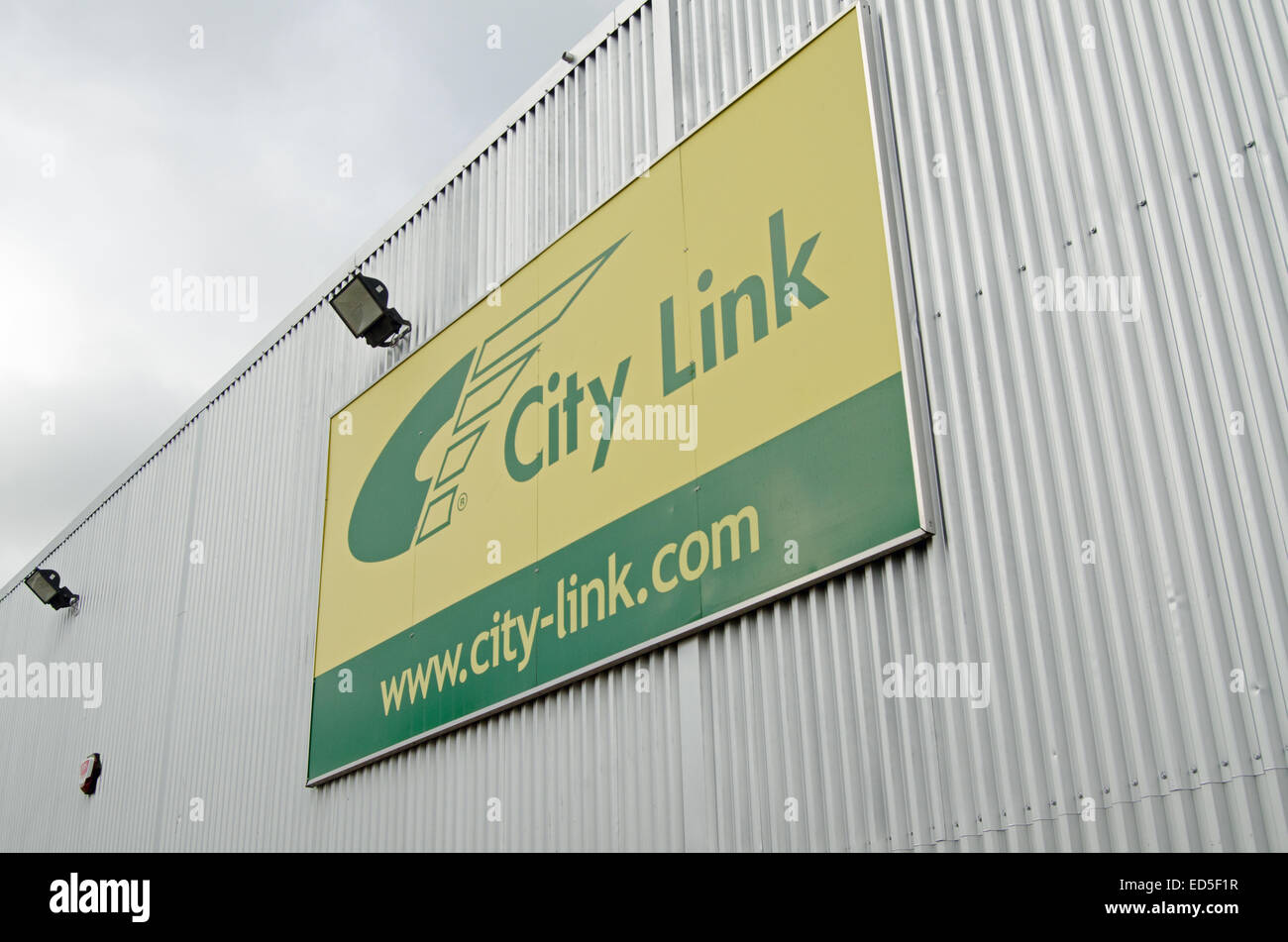 BASINGSTOKE, Regno Unito - 27 dicembre 2014: Segno al di fuori del Basingstoke deposito di collegamento della città di consegna pacchi azienda. Foto Stock