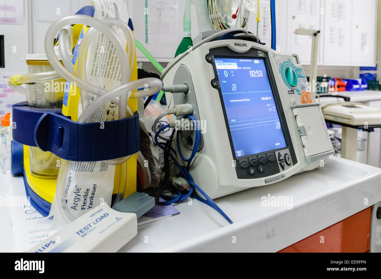 Seduta del defibrillatore pronto per l'uso su un ospedale Crash carrello. Foto Stock