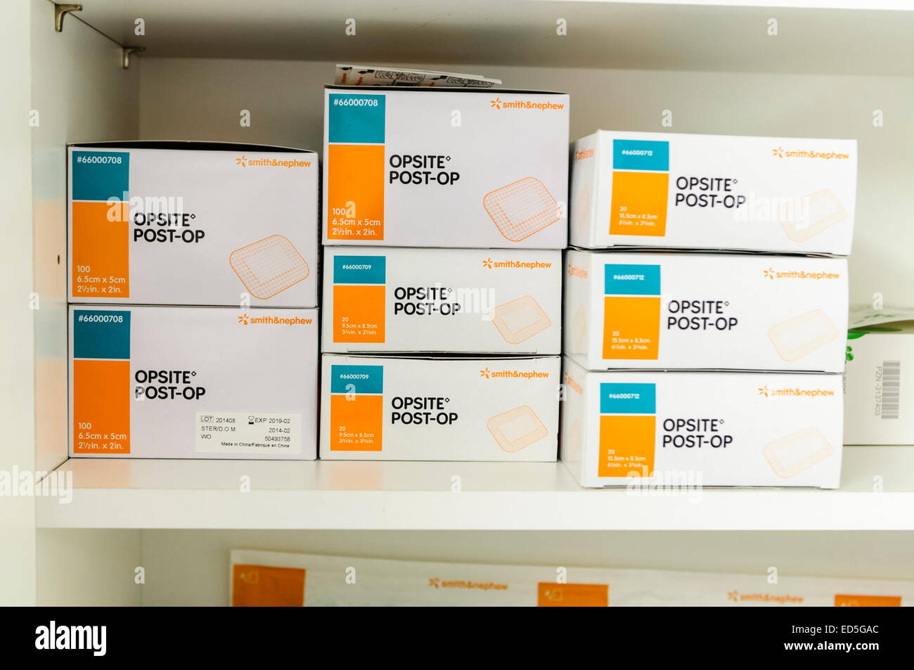 Scatole di Opsite Post-op medicazioni in un armadio in un ospedale. Foto Stock