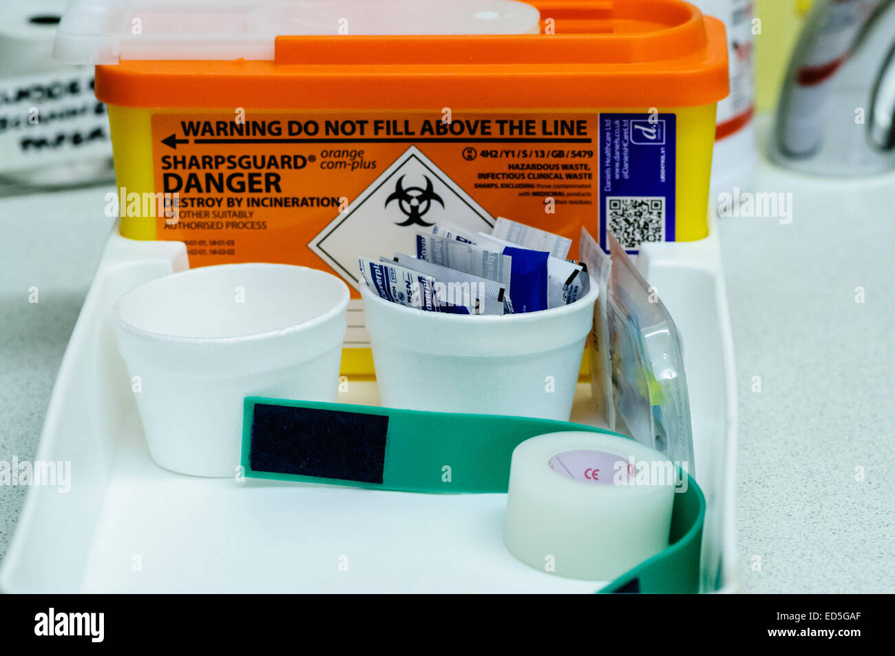 Pre-preparato il vassoio per il prelievo di sangue o la somministrazione di farmaci per via endovenosa a pazienti. Foto Stock