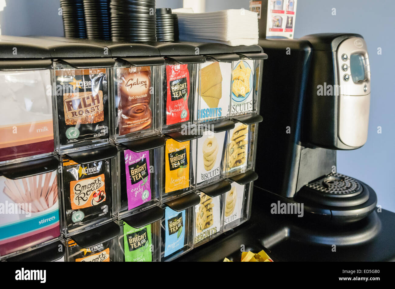 Flavia macchina da caffè con una selezione di bustine di tè, caffè e cioccolata calda. Foto Stock