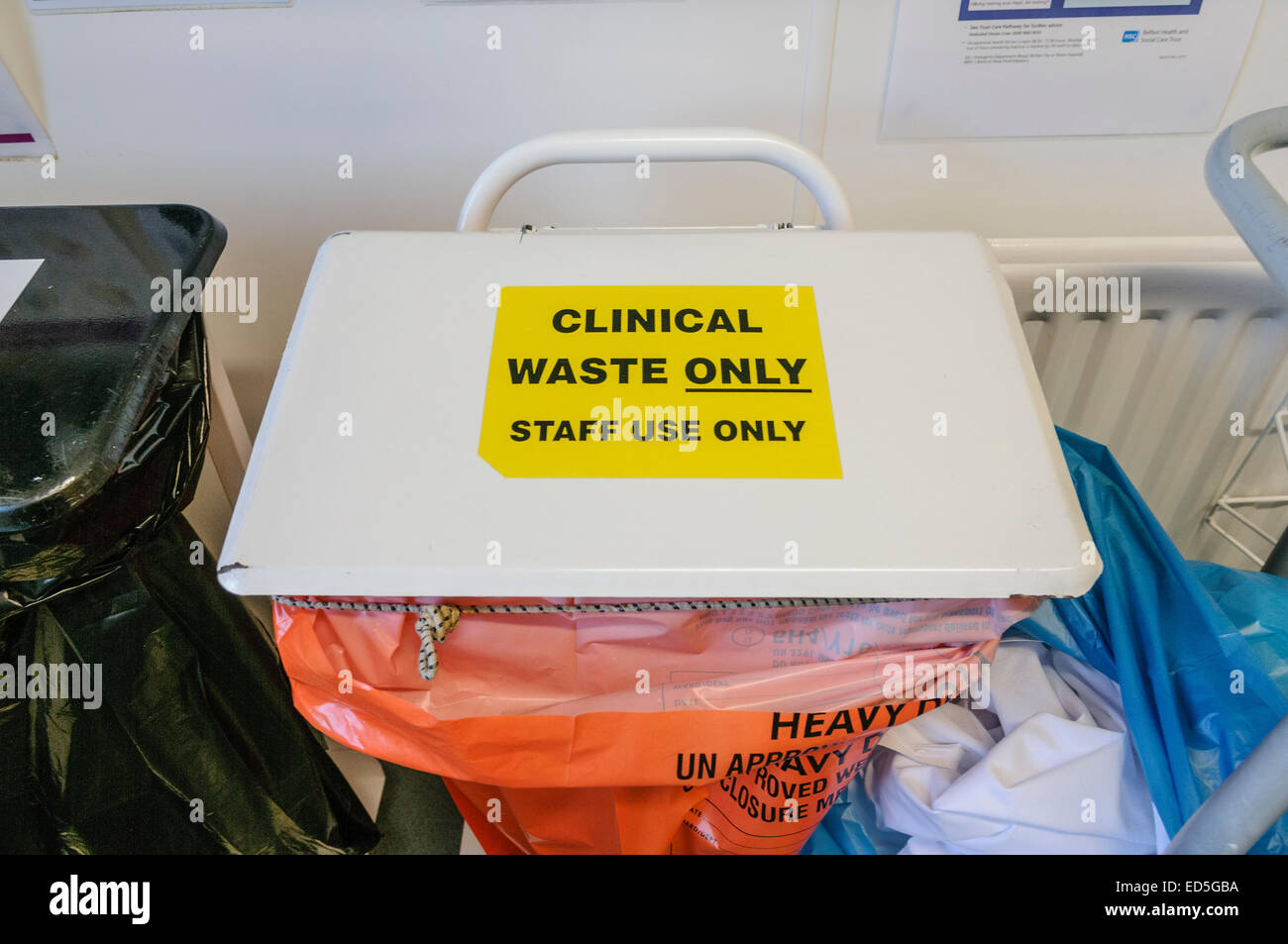 Rifiuti clinici bin in un ospedale Foto Stock