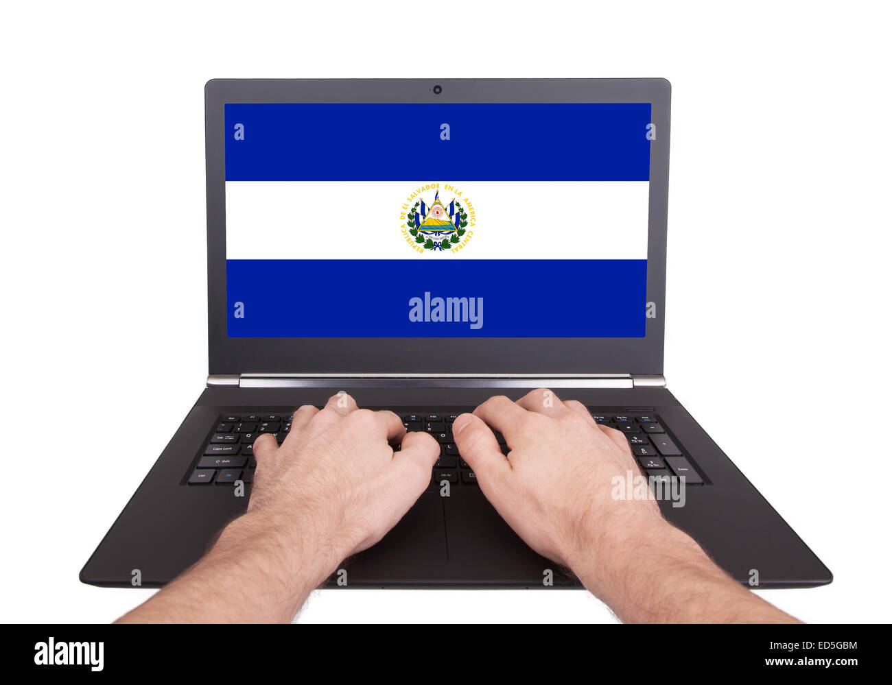 Mani lavorando su laptop che mostra sullo schermo la bandiera di El Salvador Foto Stock