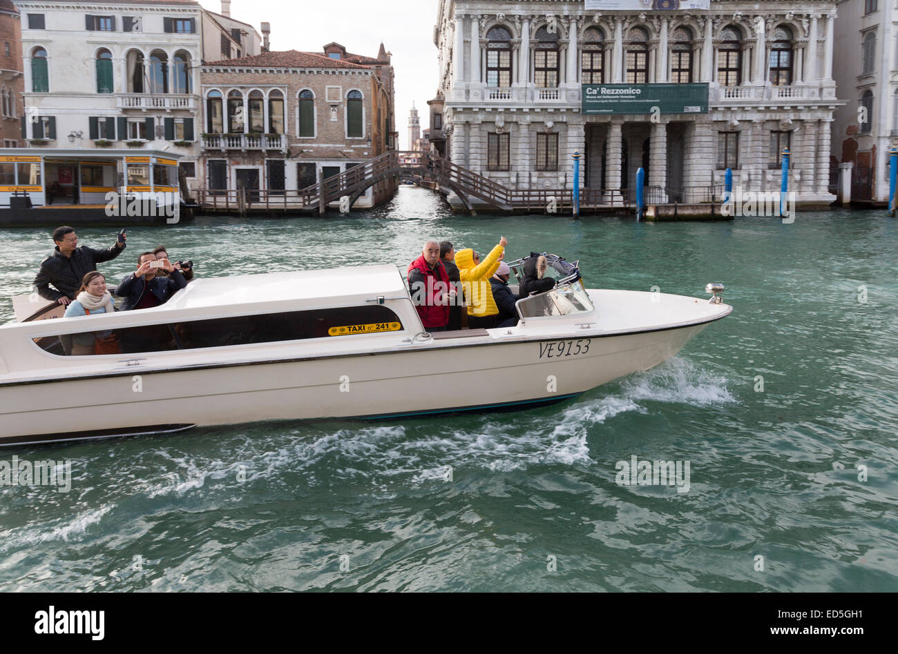 I turisti fotografare su Venezia taxi, Grand Canal, Venezia, Italia Foto Stock