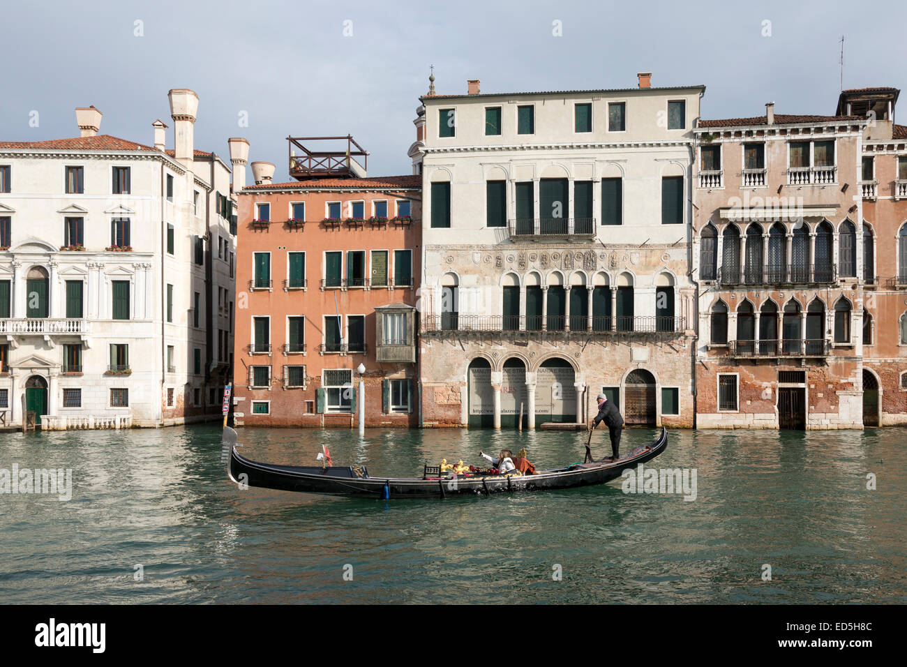 Gondoliere con ville e palazzi, Grand Canal, Venezia, Italia Foto Stock