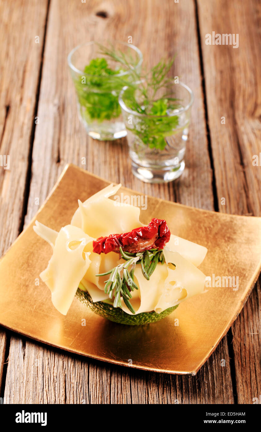 Frutto di Avocado e fette di formaggio svizzero Foto Stock