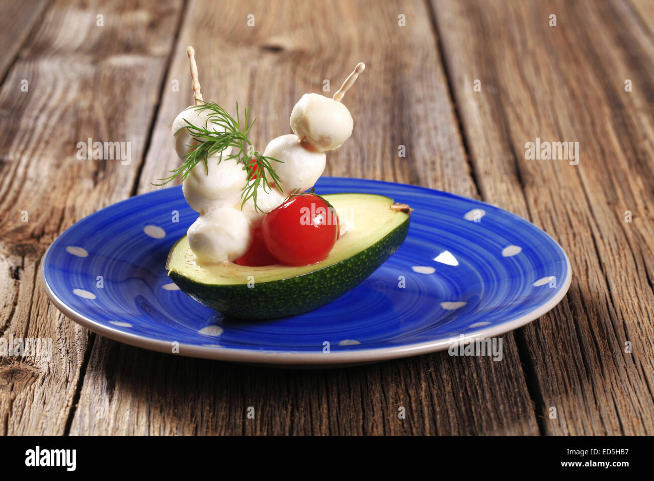 Fresco e avocado mini palline di mozzarella su bastoni Foto Stock