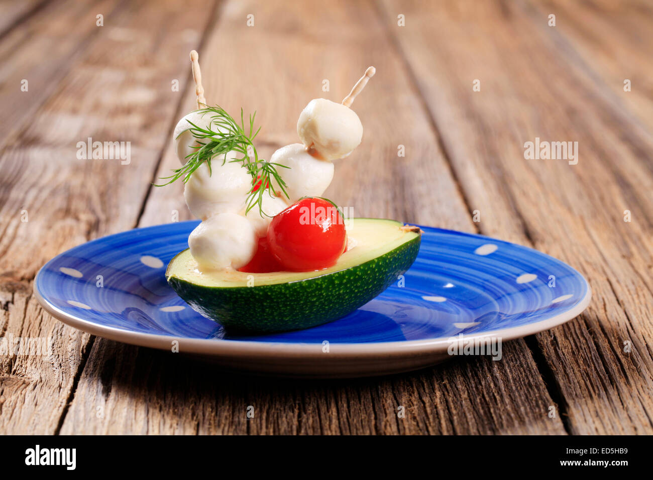 Fresco e avocado mini palline di mozzarella su bastoni Foto Stock