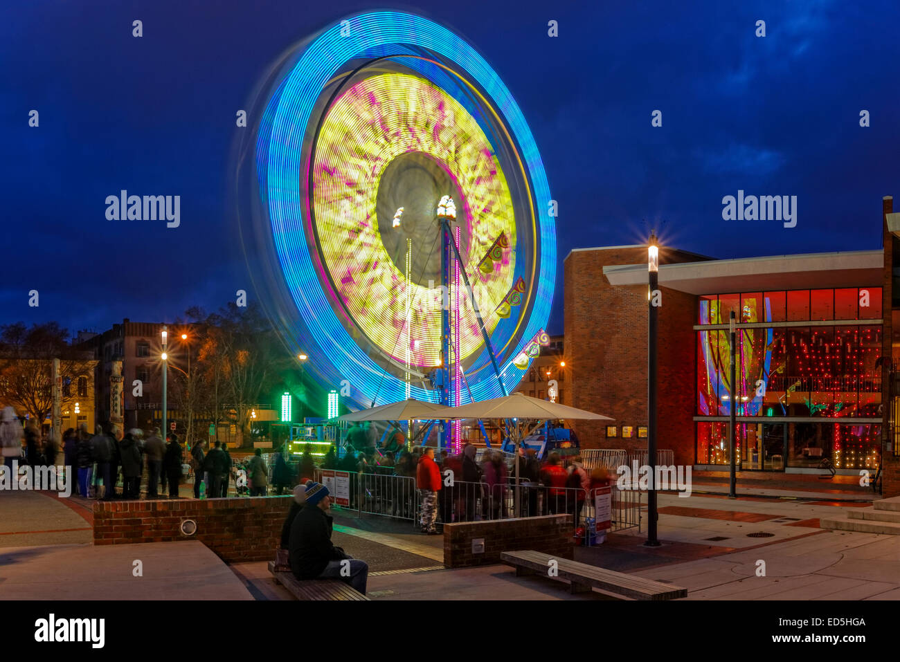 Annuale di Natale ruota panoramica Ferris a Centennial Square di notte-Victoria, British Columbia, Canada. Foto Stock