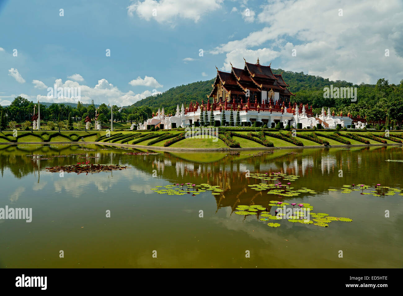 Royal Pavilion riflesso sul laghetto di ninfee, Royal Park Rajapruek, Chiang Mai, Thailandia Foto Stock