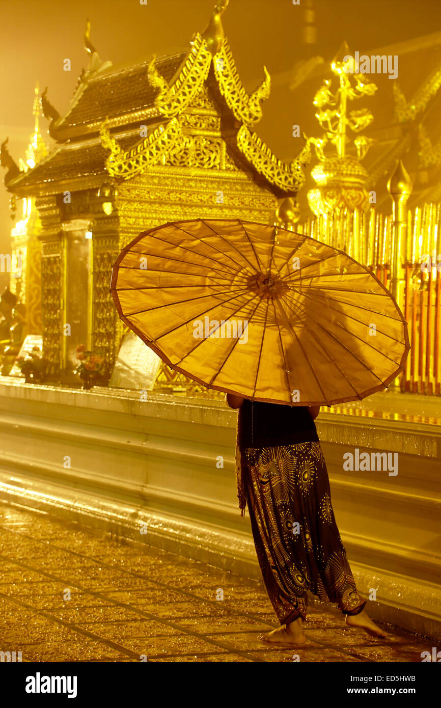 Donna con ombrellone, Wat Prathat, il Doi Suthep picco, Chiang Mai, Thailandia Foto Stock