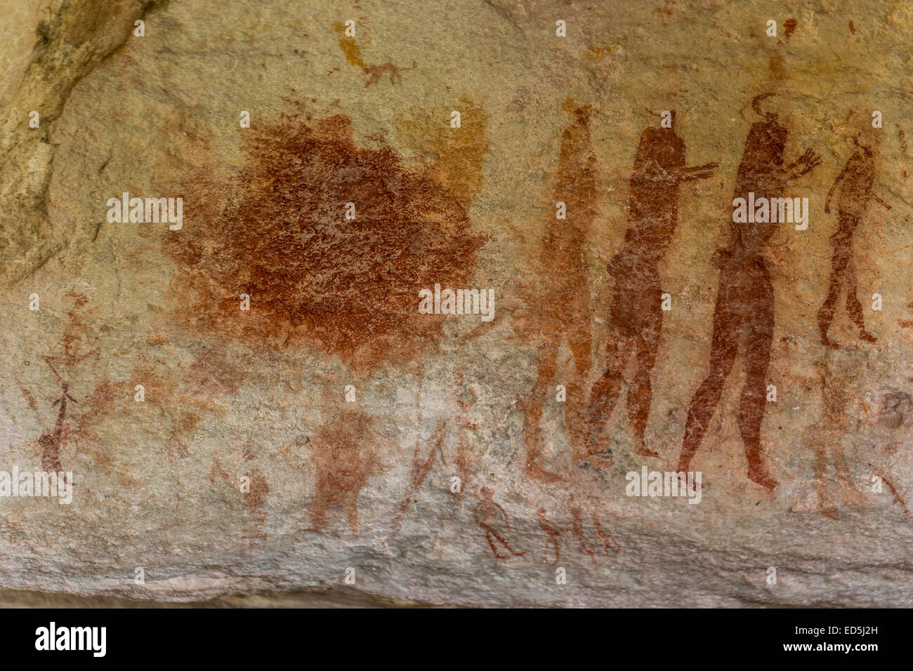 Sciamani (faccia a mezzaluna: L'argilla bianca ha eroso) il filo è dove l'artista ha controllato la vernice. San Rock Art, Clanwilliam, Sudafrica Foto Stock