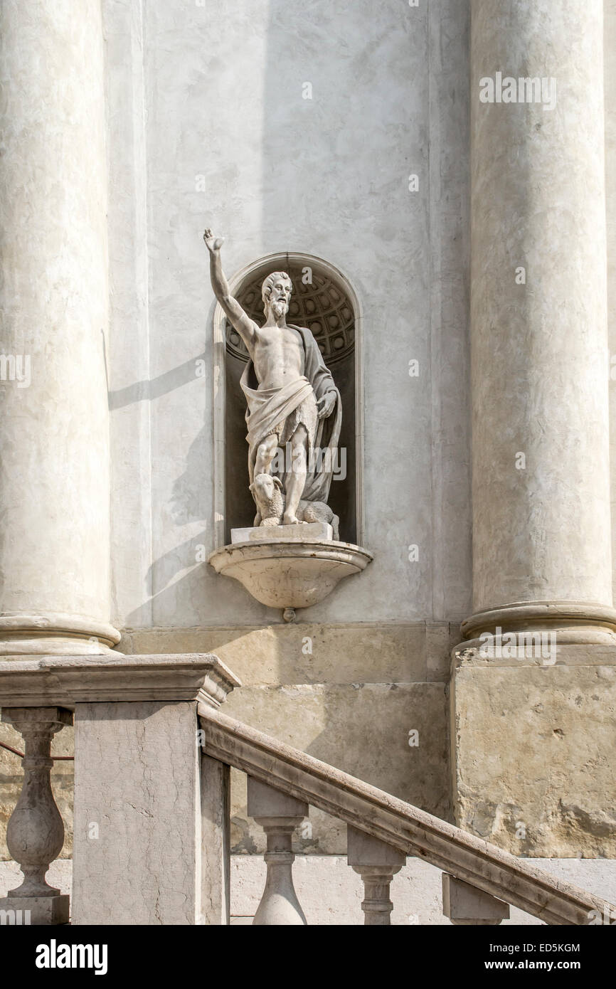 Antica statua di pietra sulla facciata di una chiesa italiana Foto Stock