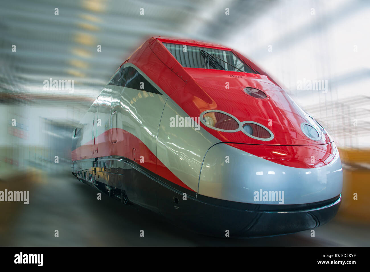 Nuovo grigio rosso treno eseguire Foto Stock