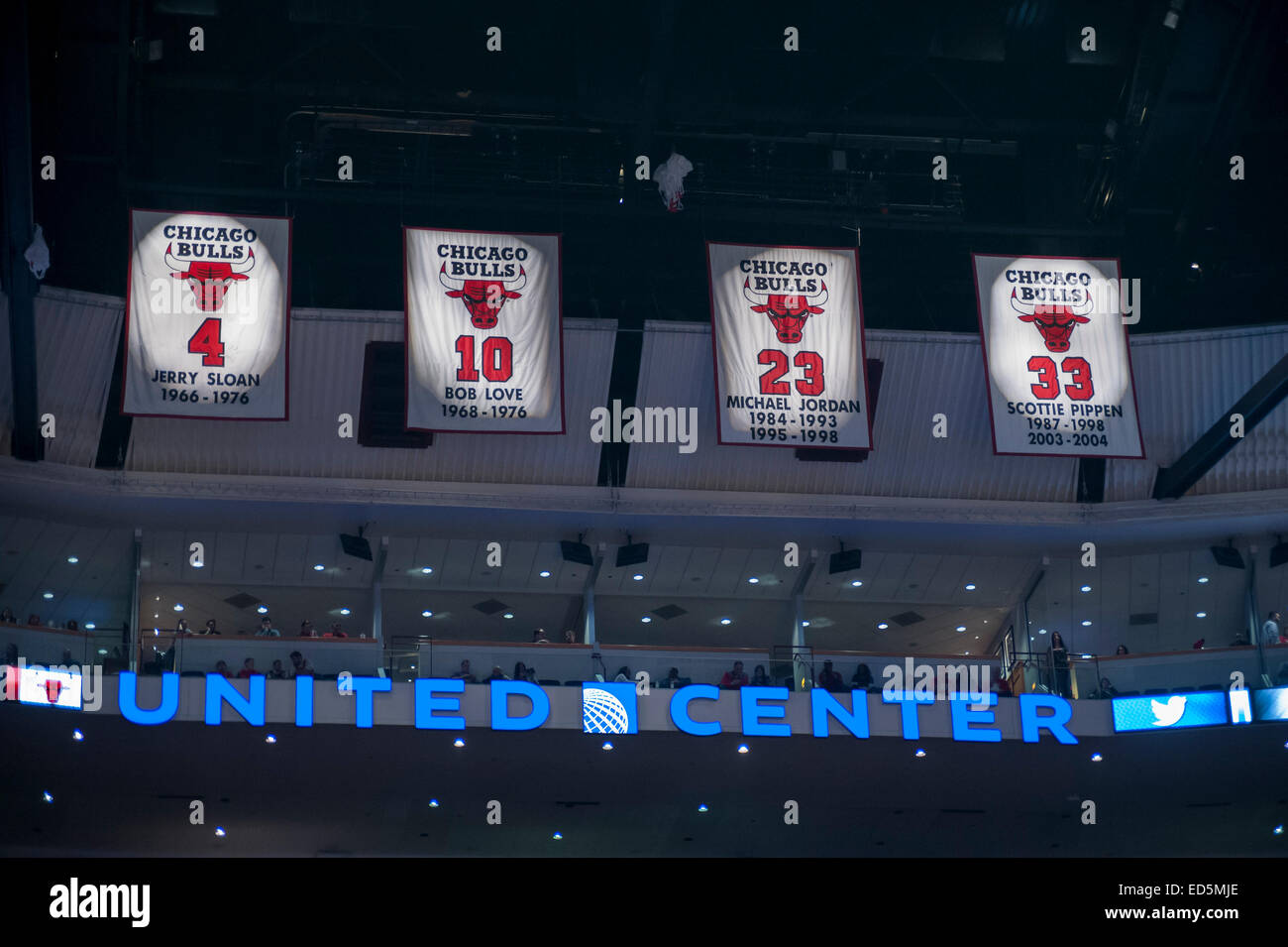 Chicago, Stati Uniti d'America. Il 27 dicembre 2014. New Orleans pellicani riprodurre il Chicago Bulls presso la United Center. Punteggio finale, pellicani 100, tori 107. Nella foto: i nomi di famosi giocatori di tori sono celebrate nelle gabbie. Credito: Stephen Chung/Alamy Live News Foto Stock