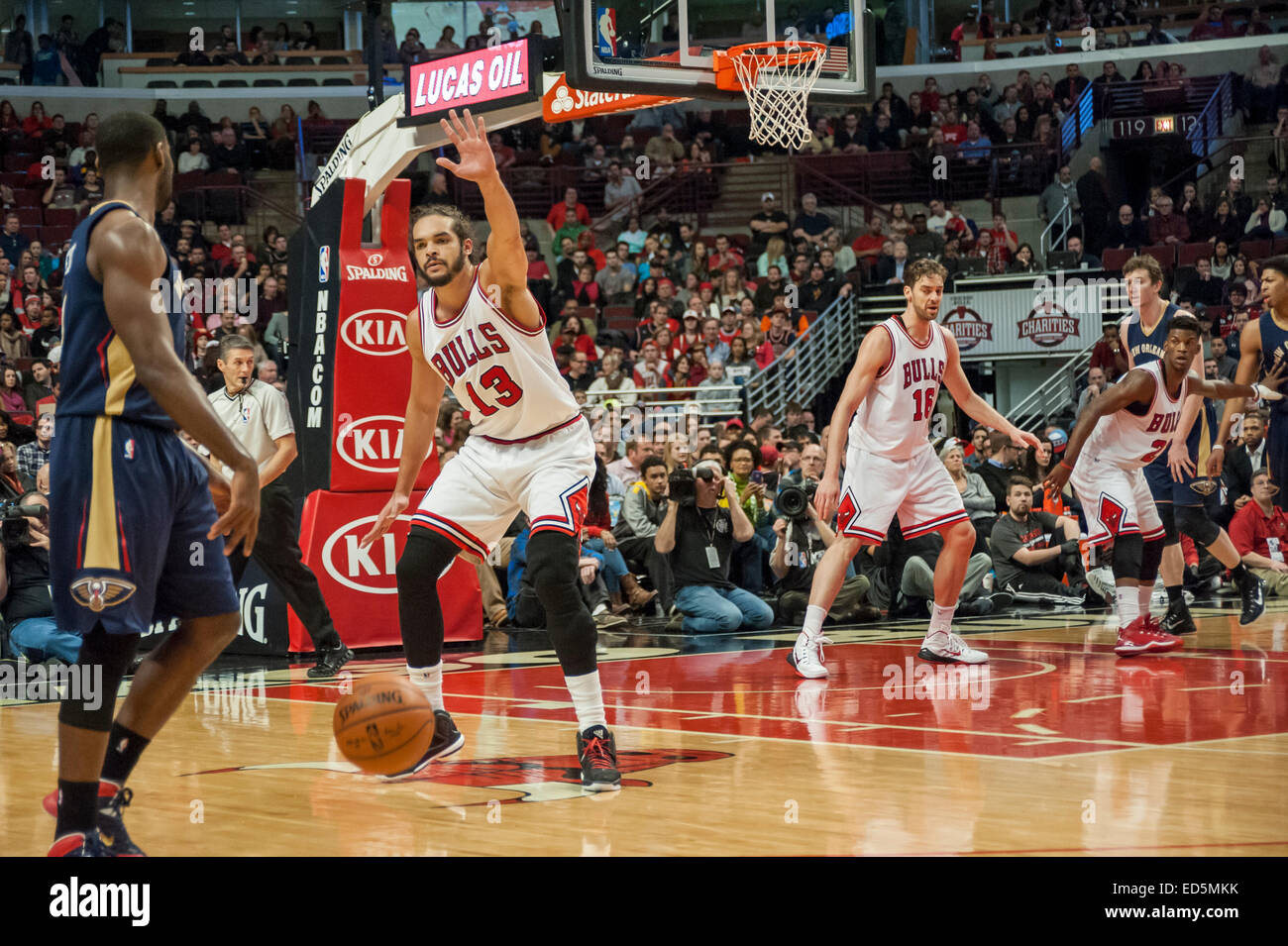 Chicago, Stati Uniti d'America. Il 27 dicembre 2014. New Orleans pellicani riprodurre il Chicago Bulls presso la United Center. Punteggio finale, pellicani 100, tori 107. Nella foto: tori' Joakim Noah (13) difende contro i pellicani. Credito: Stephen Chung/Alamy Live News Foto Stock