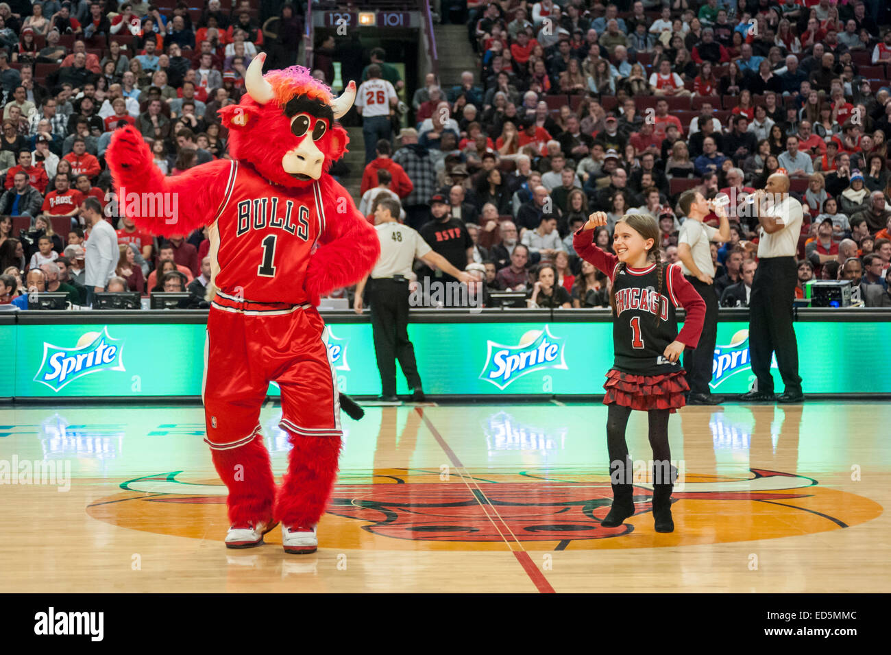 Chicago, Stati Uniti d'America. Il 27 dicembre 2014. New Orleans pellicani riprodurre il Chicago Bulls presso la United Center. Punteggio finale, pellicani 100, tori 107. Nella foto: tori' mascotte, Benny il toro, danze sulla corte con un giovane fan. Credito: Stephen Chung/Alamy Live News Foto Stock