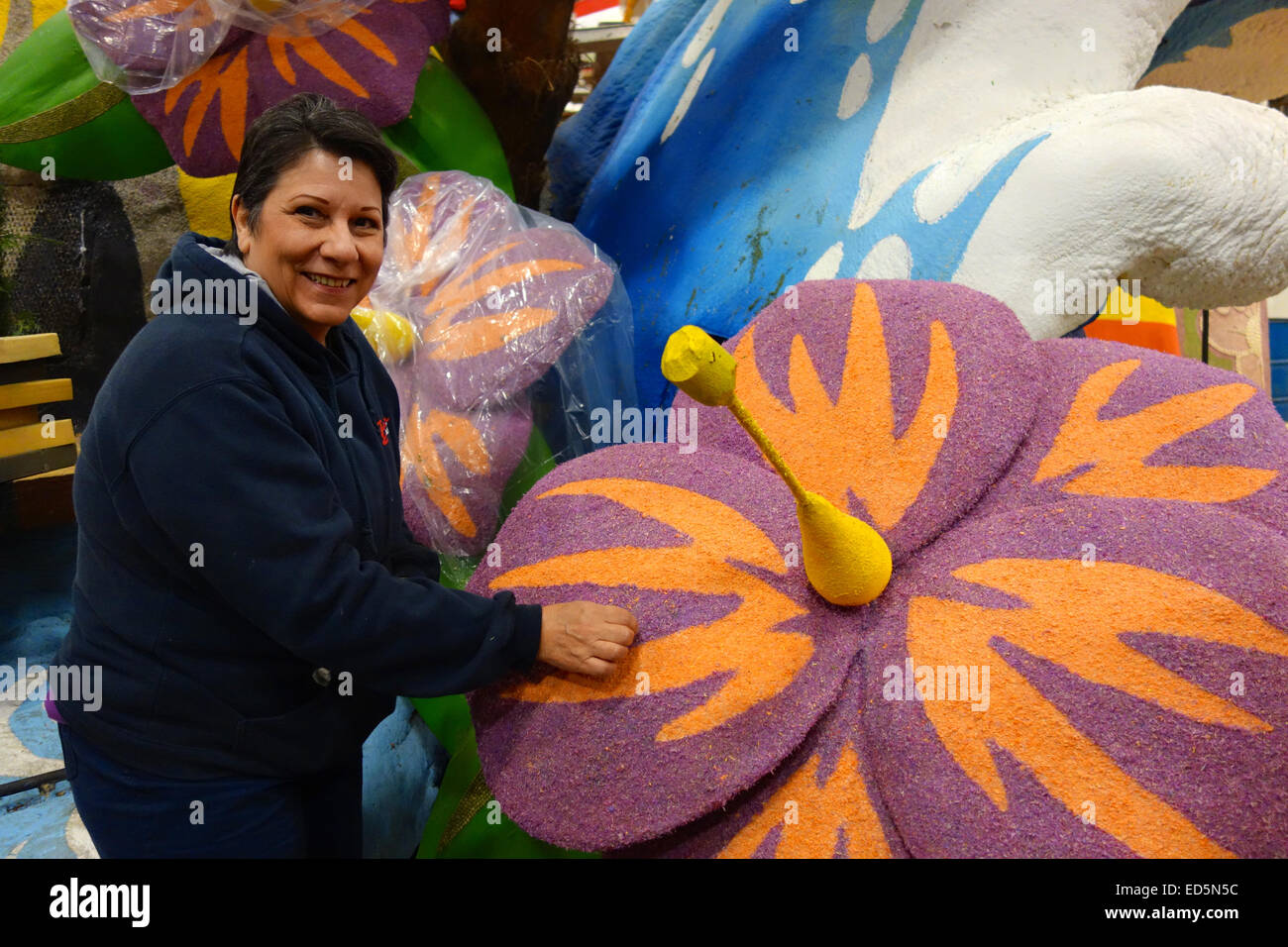 Pasadena, California, Stati Uniti d'America - 28 dicembre, 2014 volontari preparare i galleggianti per il 126torneo annuale di Rose Parade tenutasi il giorno di Capodanno. Credito: Lisa Werner/Alamy Live News Foto Stock