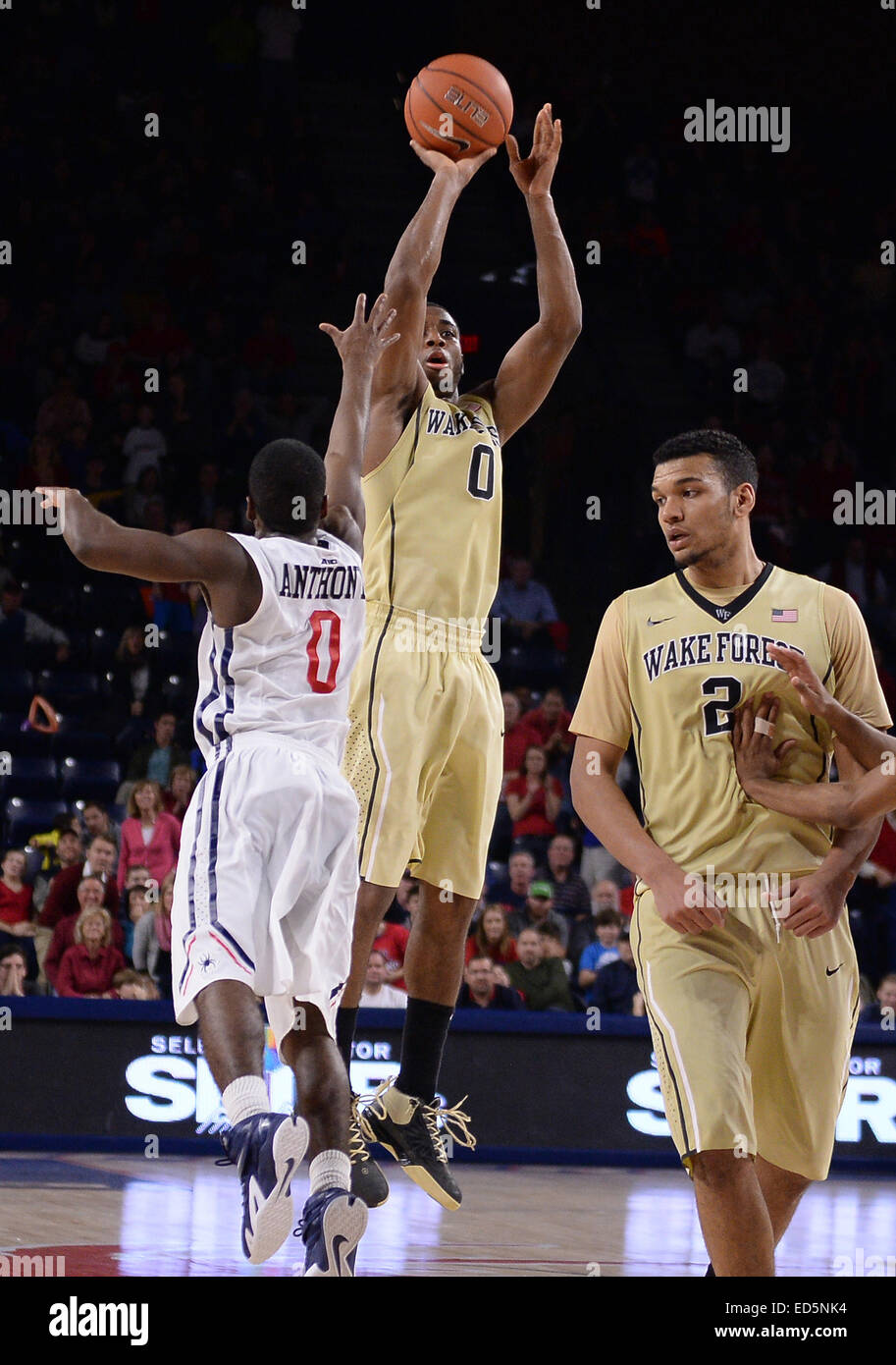 Richmond, VA, Stati Uniti d'America. 28 dic 2014. 20141228 - Wake Forest Guard Codi Miller-McIntire (0) colpisce un colpo su Richmond guard Kendall Anthony (0) nella seconda metà a Robins Centro di Richmond, Virginia Wake Forest sconfitto Richmond, 65-63. © Chuck Myers/ZUMA filo/Alamy Live News Foto Stock