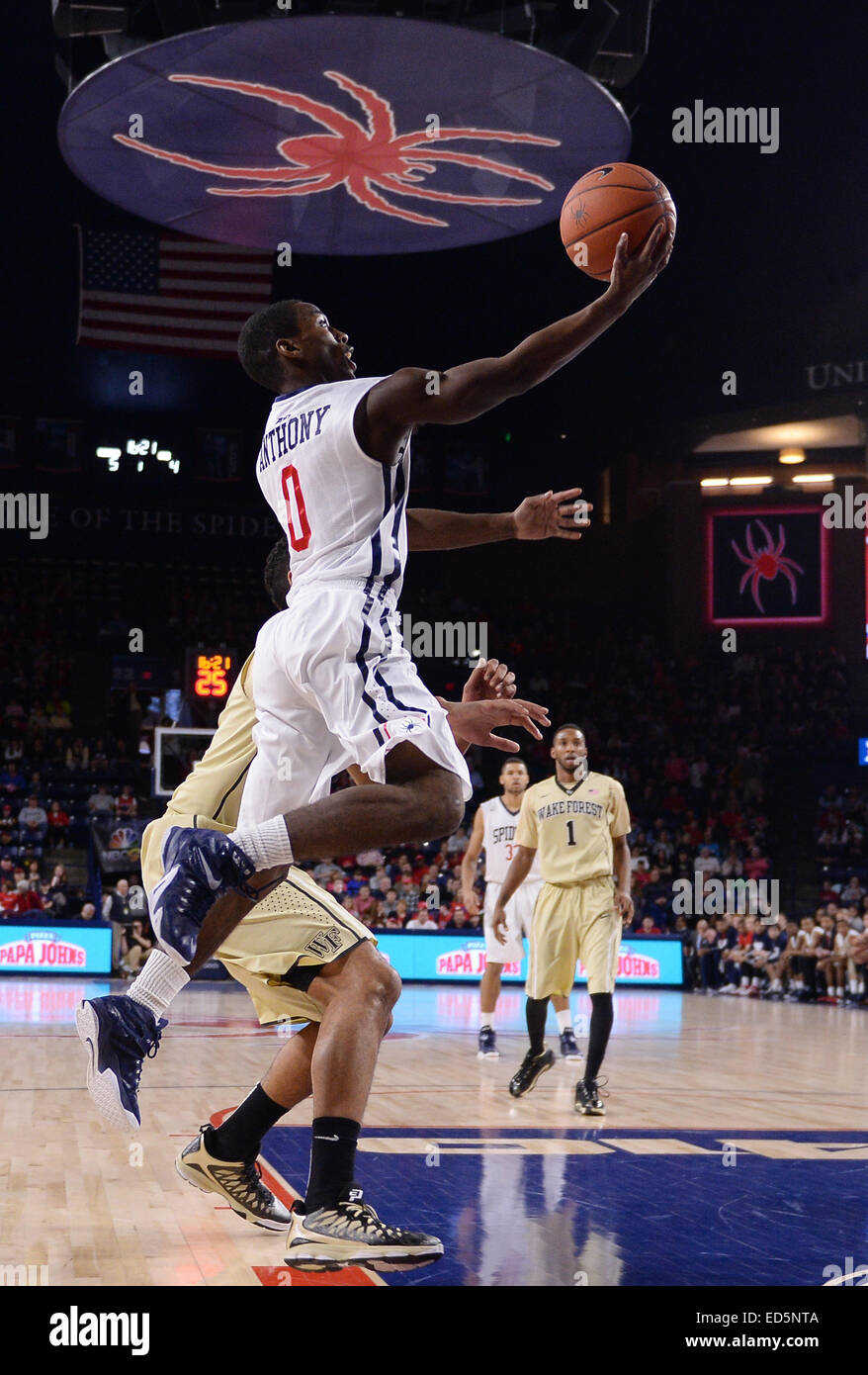 Richmond, VA, Stati Uniti d'America. 28 dic 2014. 20141228 - Richmond guard Kendall Anthony (0) prende la palla fino ad un punteggio contro Wake Forest nel primo semestre presso il Centro Robins a Richmond, Virginia Wake Forest sconfitto Richmond, 65-63. © Chuck Myers/ZUMA filo/Alamy Live News Foto Stock