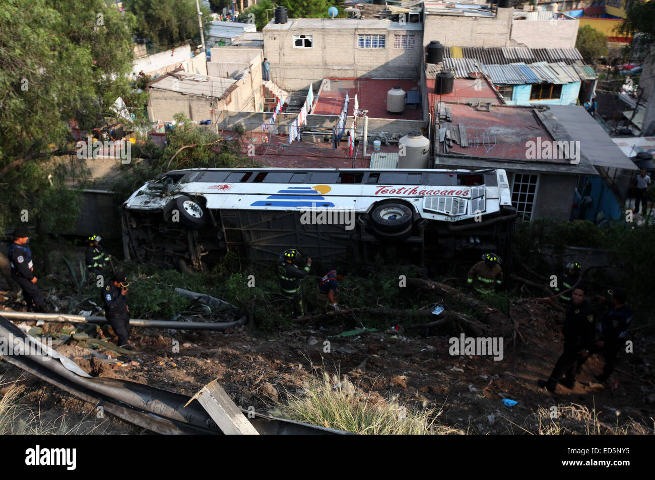 Città del Messico. Il 28 dicembre, 2014. I soccorritori di lavorare a un bus incidente sito nella Città del Messico, capitale del Messico, il 28 dicembre, 2014. Xinhua/Str) (RTG) Credito: Xinhua/Alamy Live News Foto Stock