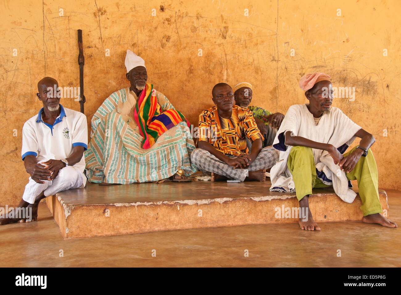 Gambarrana Yahaya Wuni (Paramount capo), di alcuni dei suoi figli e gli anziani del villaggio, Gambaga, Ghana Foto Stock