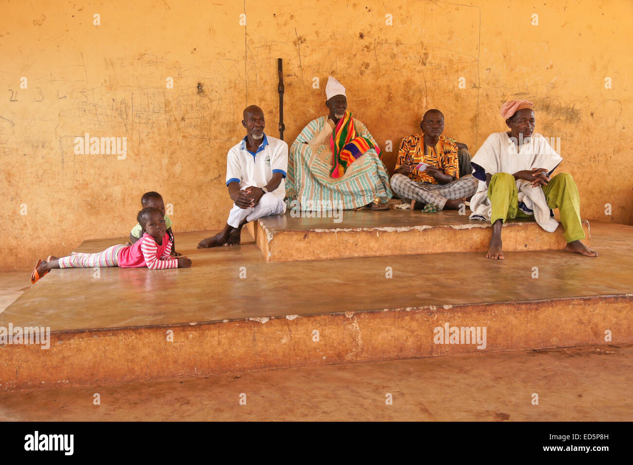 Gambarrana Yahaya Wuni (Paramount capo), di alcuni dei suoi figli e gli anziani del villaggio, Gambaga, Ghana Foto Stock