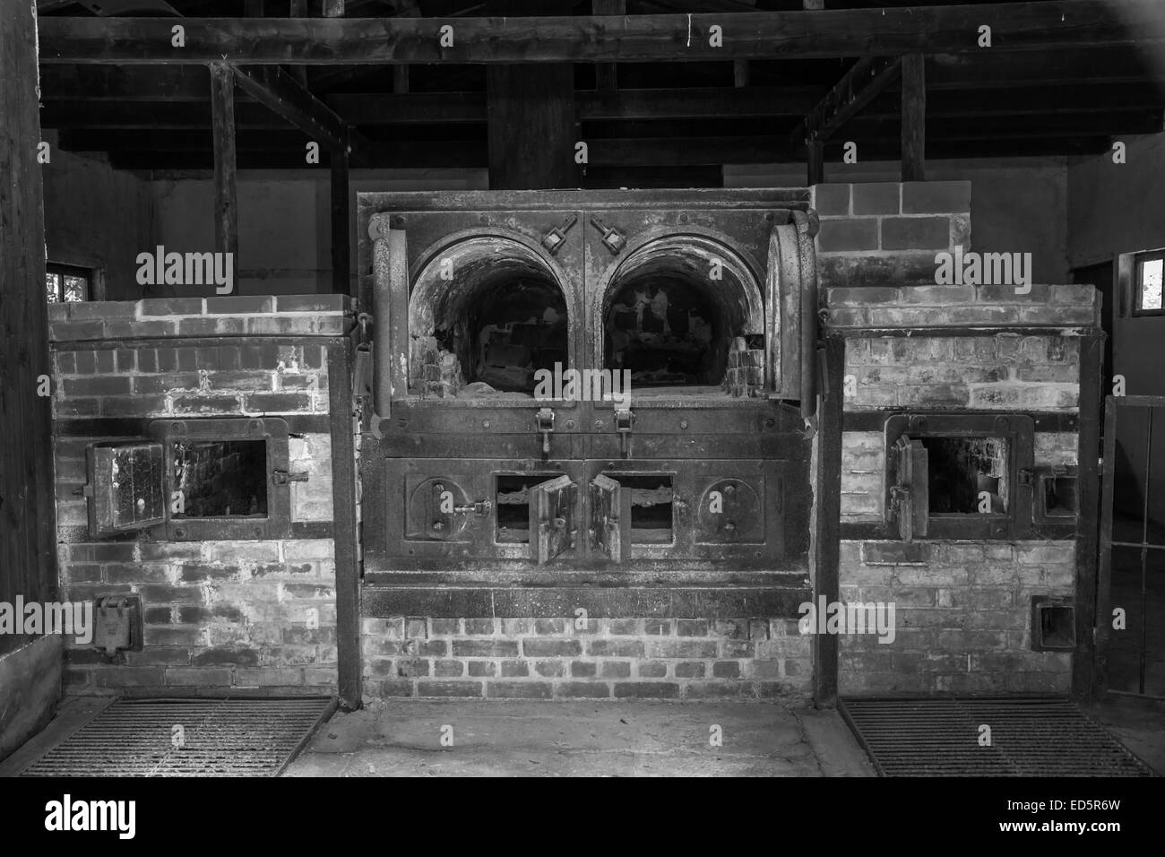 Vintage cercando foto in bianco e nero del crematorio #1 nel campo di concentramento di Dachau, Germania. Foto Stock