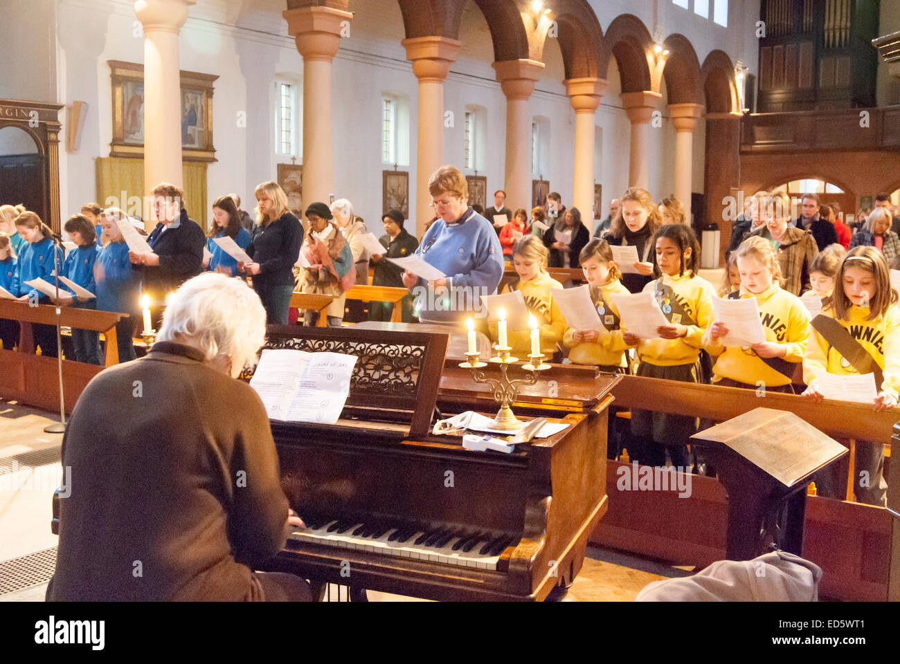 I bambini che cantano inni nella chiesa, London, England, Regno Unito Foto Stock