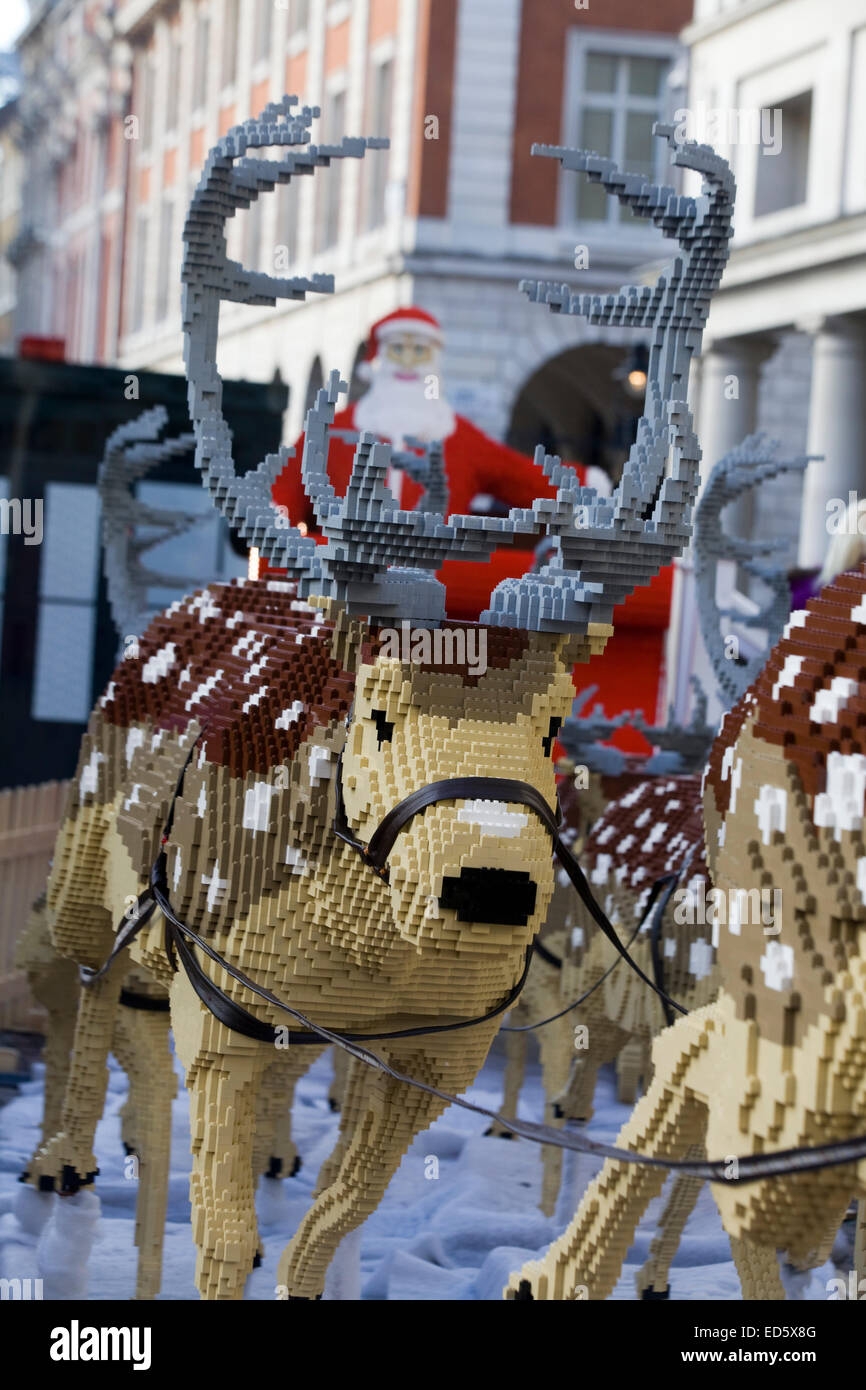 La renna e Babbo Natale realizzato da Lego visualizzati in Covent Gardens Londra Inghilterra Foto Stock